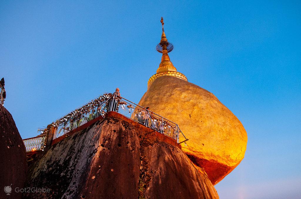le-rocher-dor-la-pagode-etrangere-en-birmanie