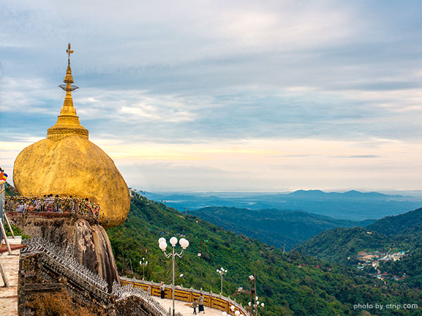 le-rocher-dor-la-pagode-etrangere-en-birmanie