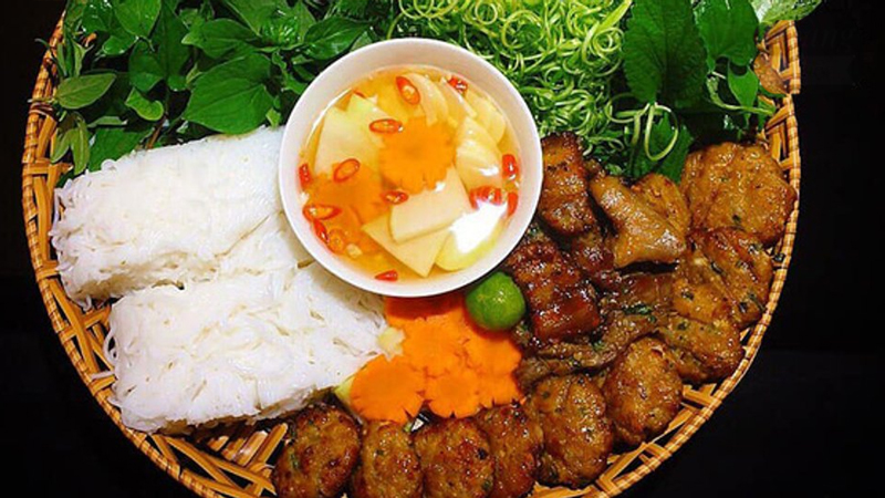meilleure-excursion-cuisine-de-rue-et-rue-du-train-a-hanoi