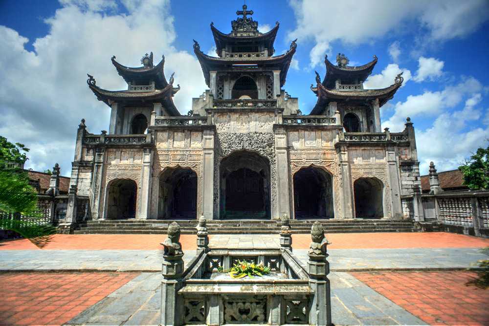 cathedrale-en-pierre-de-phat-diem-a-ninh-binh