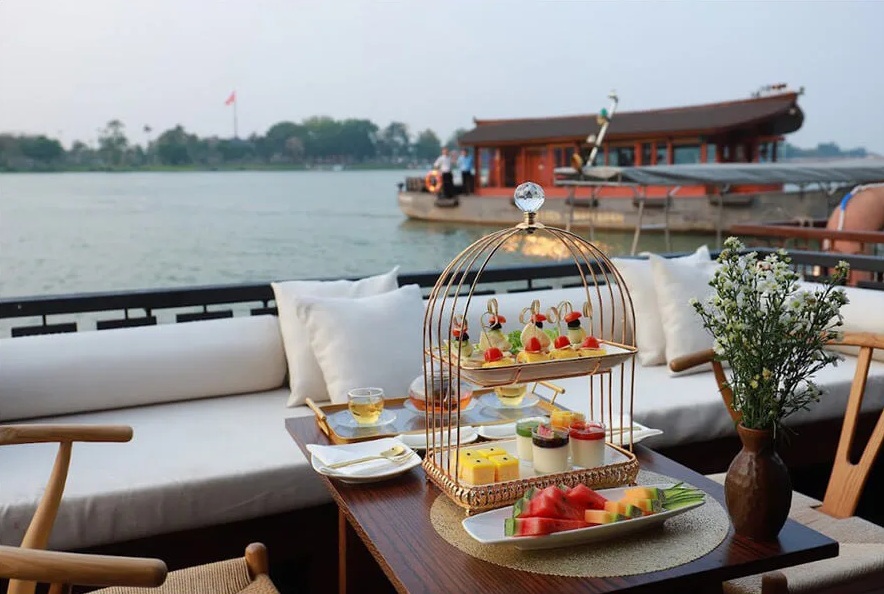 balade-en-bateau-dragon-sur-la-riviere-des-parfums-a-hue