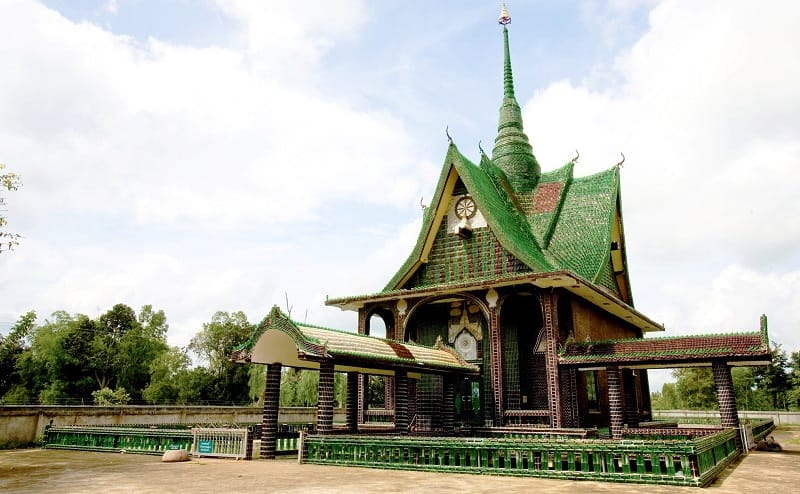 wat-lan-khuat-le-temple-au-million-de-bouteilles