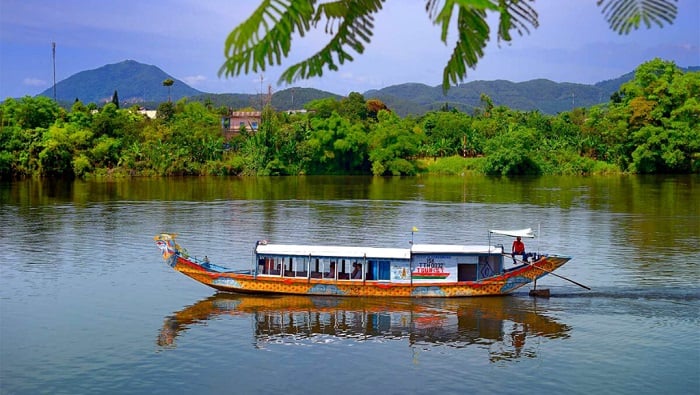 balade-en-bateau-dragon-sur-la-riviere-des-parfums-a-hue