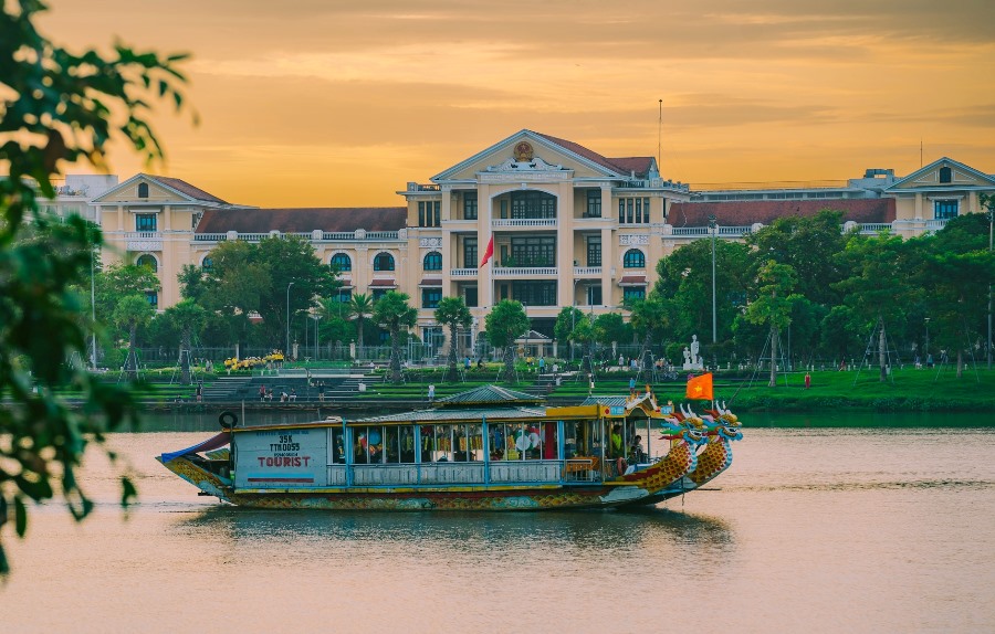 balade-en-bateau-dragon-sur-la-riviere-des-parfums-a-hue