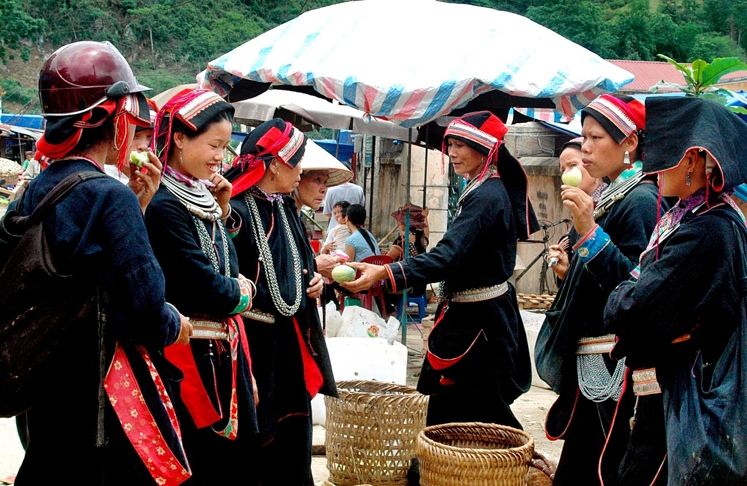 top-10-des-plus-beaux-marches-ethniques-de-ha-giang