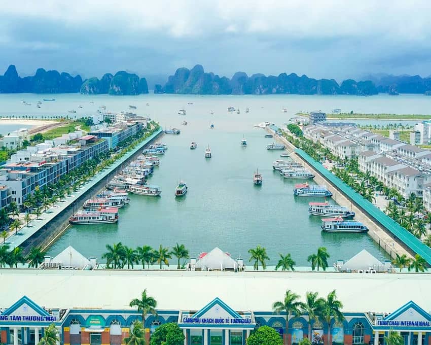 voyager-dans-la-baie-dha-long-en-octobre