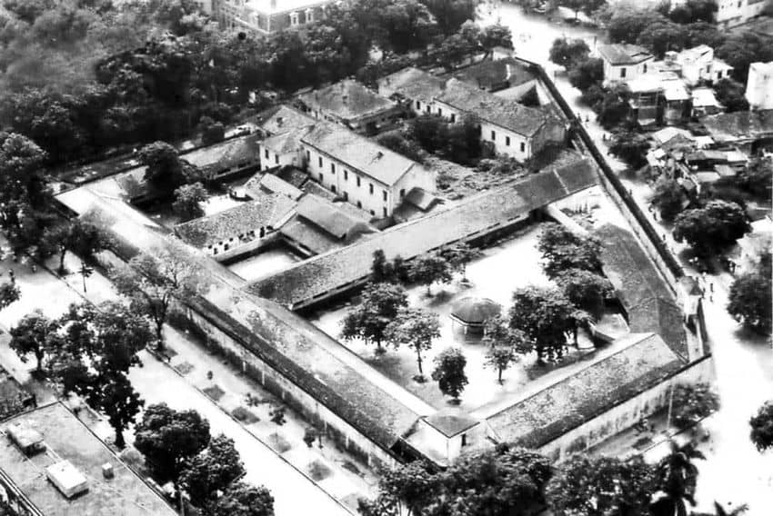 a-la-decouverte-de-la-prison-hoa-lo-enfer-sur-terre