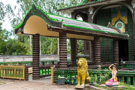 wat-lan-khuat-le-temple-au-million-de-bouteilles