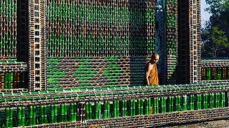 wat-lan-khuat-le-temple-au-million-de-bouteilles
